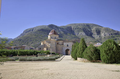 Vista explanada anterior a la iglesia de Valldigna